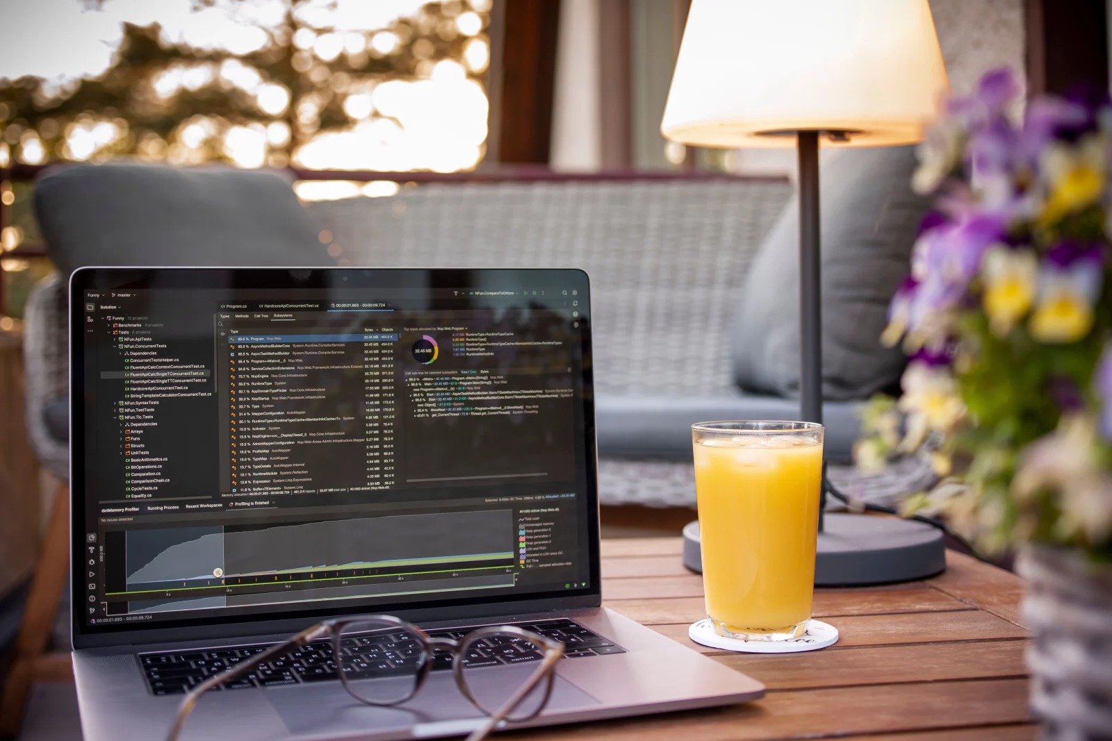 Ordinateur portable ouvert sur une application, posé sur une table